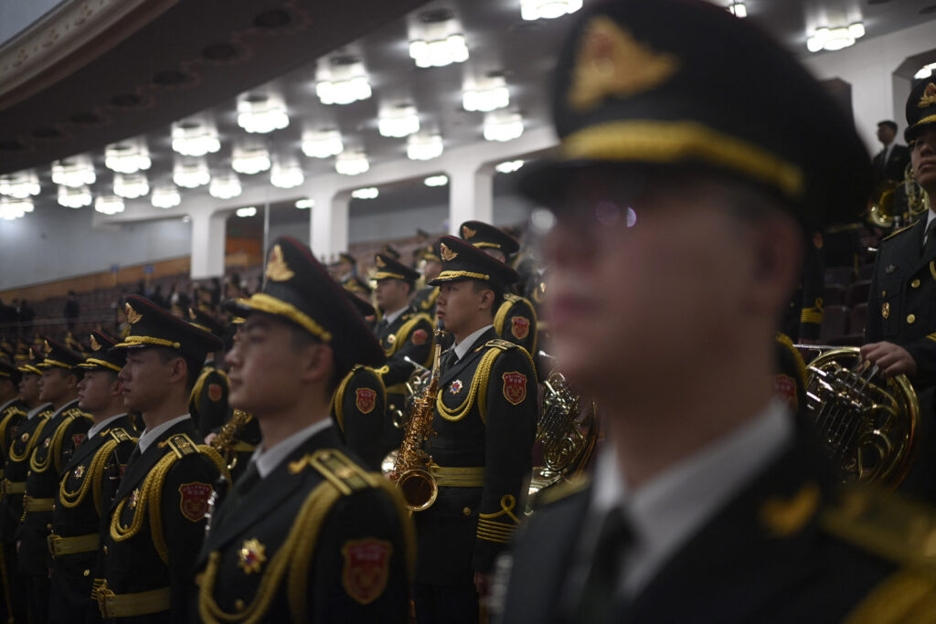 2024年3月5日、北京の人民大会堂で開催された全国人民代表大会（全人代）開会式に臨む人民解放軍楽隊。(AFP＝時事）