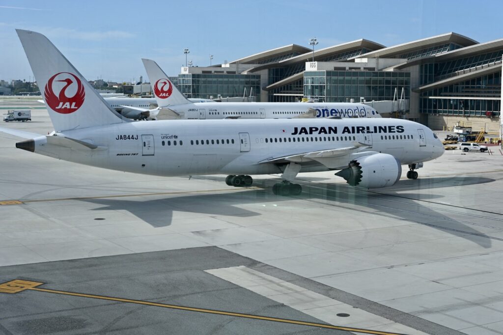 カリフォルニア州ロサンゼルスのロサンゼルス空港（LAX）で撮影された日本航空のボーイング787型機（2024年3月11日撮影）。(AFP＝時事）