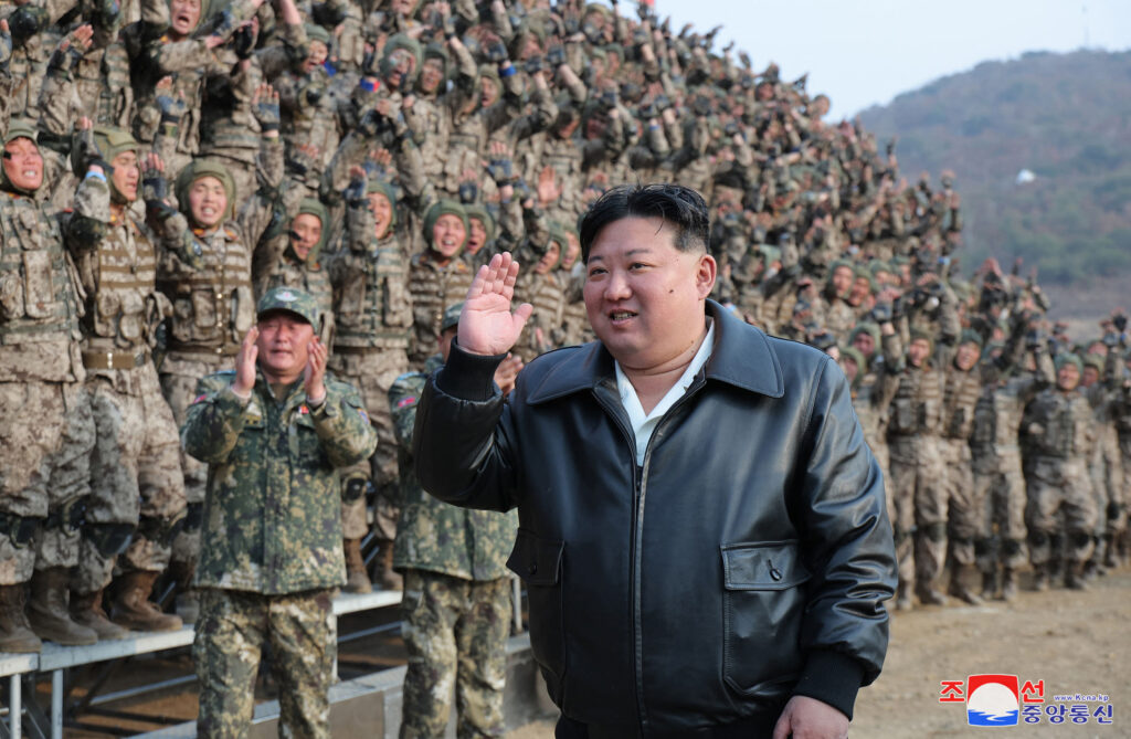 2024年3月15日に撮影され、北朝鮮の朝鮮中央通信（KCNA）が16日に発表した写真は、北朝鮮の非公開の場所で朝鮮人民軍の訓練を視察する金正恩委員長。(AFP＝時事）