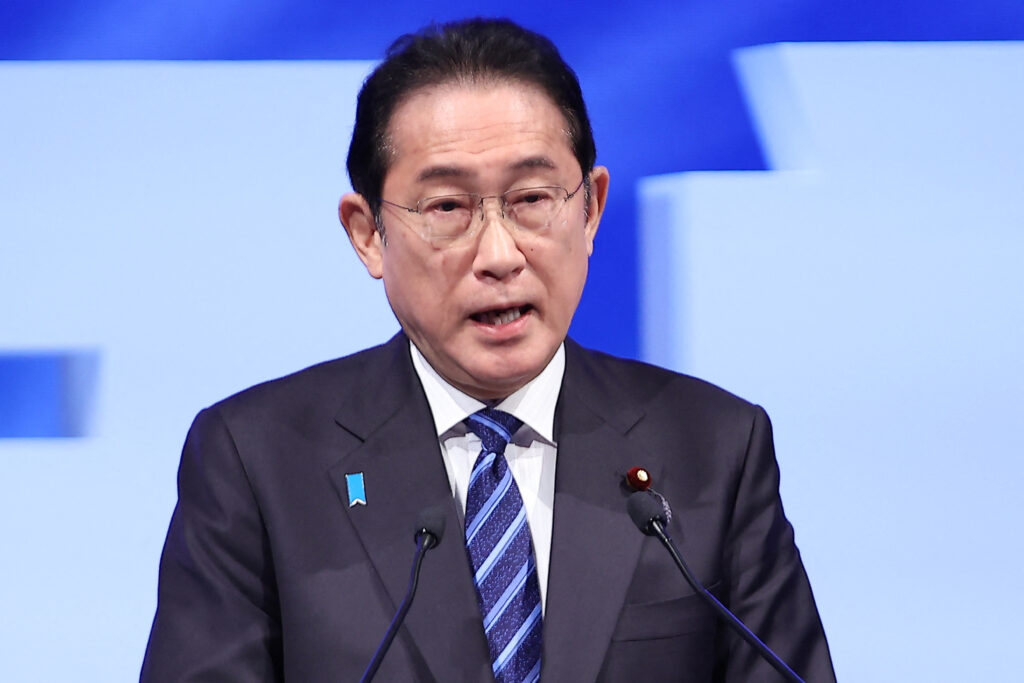 関係議員の処分について党として結論を得るよう茂木敏充幹事長に指示したことを明らかにした上で、「厳しく対応していく」と語った。(AFP)