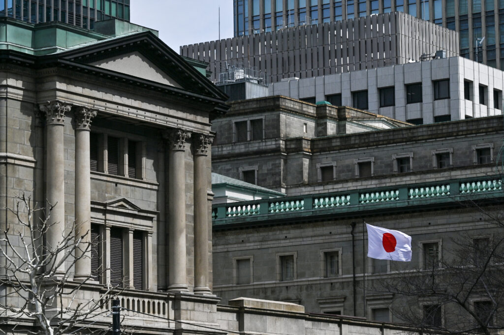 マイナス金利は１６年２月に導入。金融機関が日銀に預け入れる当座預金の一部にマイナス０．１％の金利を適用してきた。(AFP)