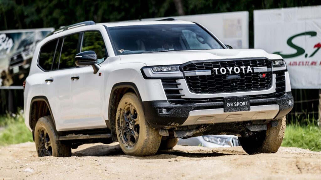 トヨタは、乗用車などが3割減、軽が8割減。(Toyota)