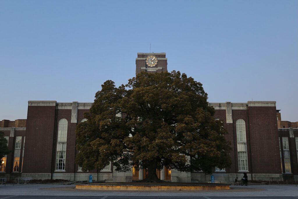 京大によると、面接などによって判定する「特色入試」の枠を利用する。募集人員は理学部が１５人、工学部が２４人。(AFP)