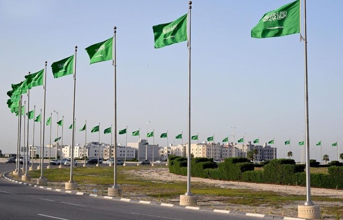 緑色のサウジ国旗には、剣の上にイスラム教の信仰を宣言する「シャハーダ」が刻まれている。(SPA)