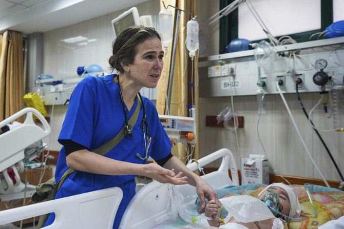 2024年3月16日、ガザ中心部のデイル・アル・バラにあるアル・アクサ殉教者病院で、負傷したガザンの子どもたちを診察する小児科医ターニャ・ハジ＝ハッサン。(AP)