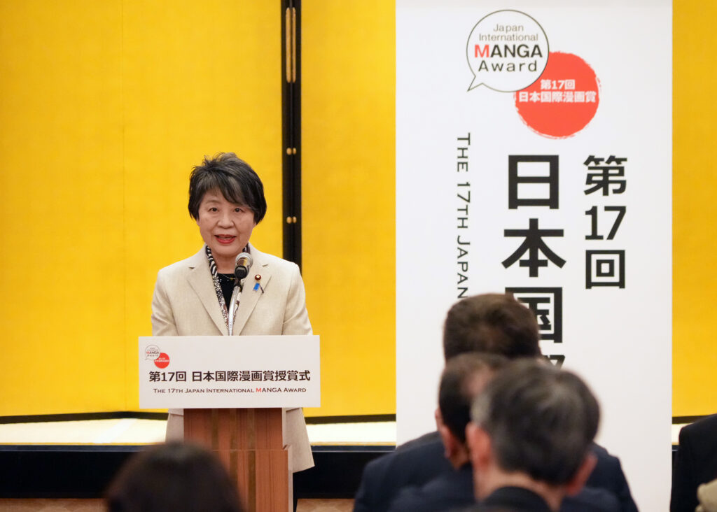 日本の上川陽子外務大臣が、漫画界からの錚々たる来賓とともに、イベントを司会した。(外務省)