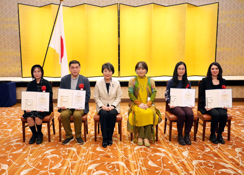 日本の上川陽子外務大臣が、漫画界からの錚々たる来賓とともに、イベントを司会した。(外務省)