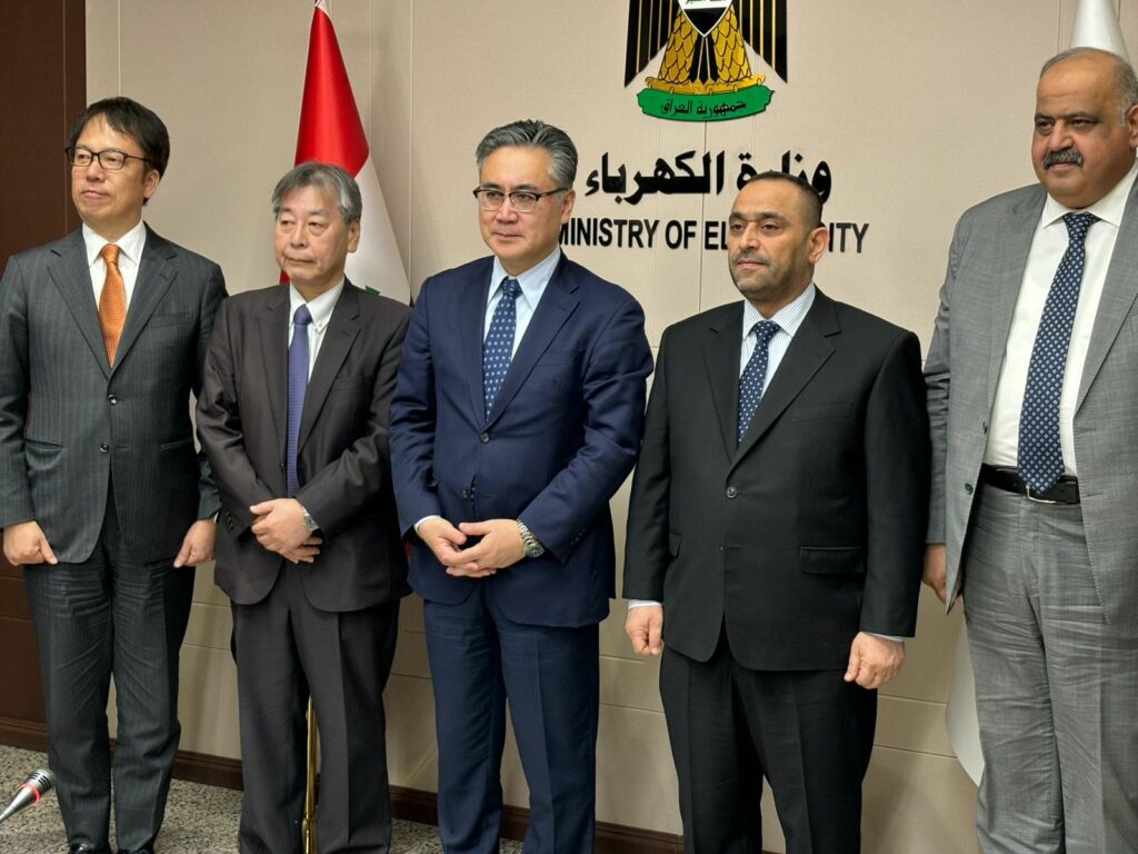 イラクのジヤド・アリ・ファデル電力大臣が、松本太駐イラク日本大使の立会いの下、豊田通商との覚書調印式を取り仕切った。(X/@JAPANAmbIRAQ)