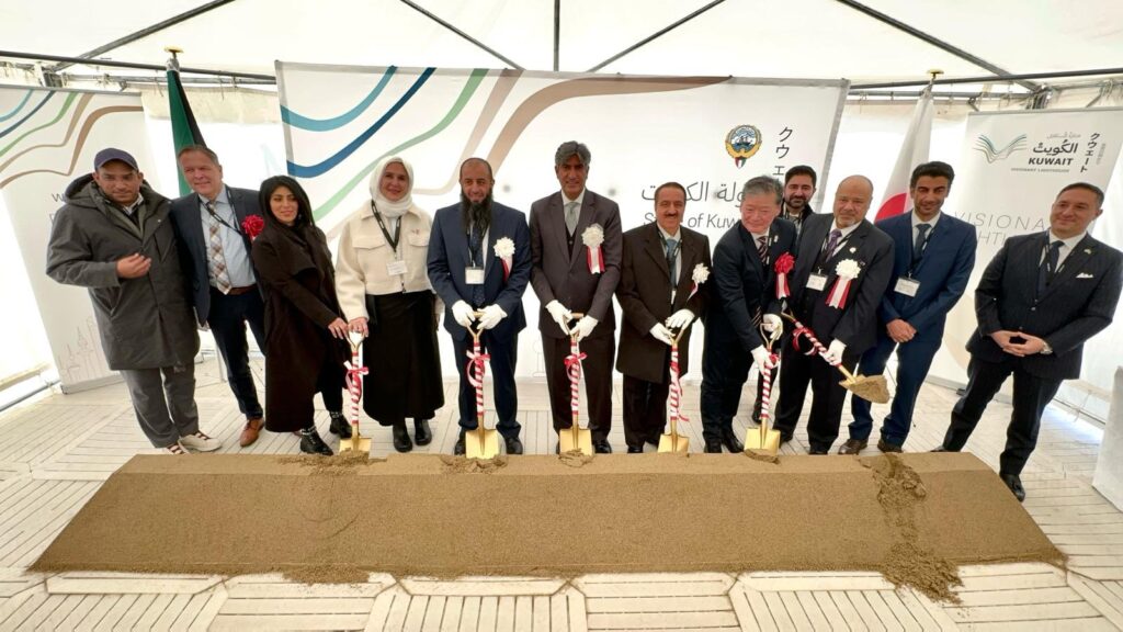 サミ・アル・ザマーナーン駐日クウェート大使は、サレム・アルワティアン大阪万博クウェート委員会委員長およびクウェート・パビリオンチームのメンバーとともに式典に出席した。(X/@kuw_emb_japan)