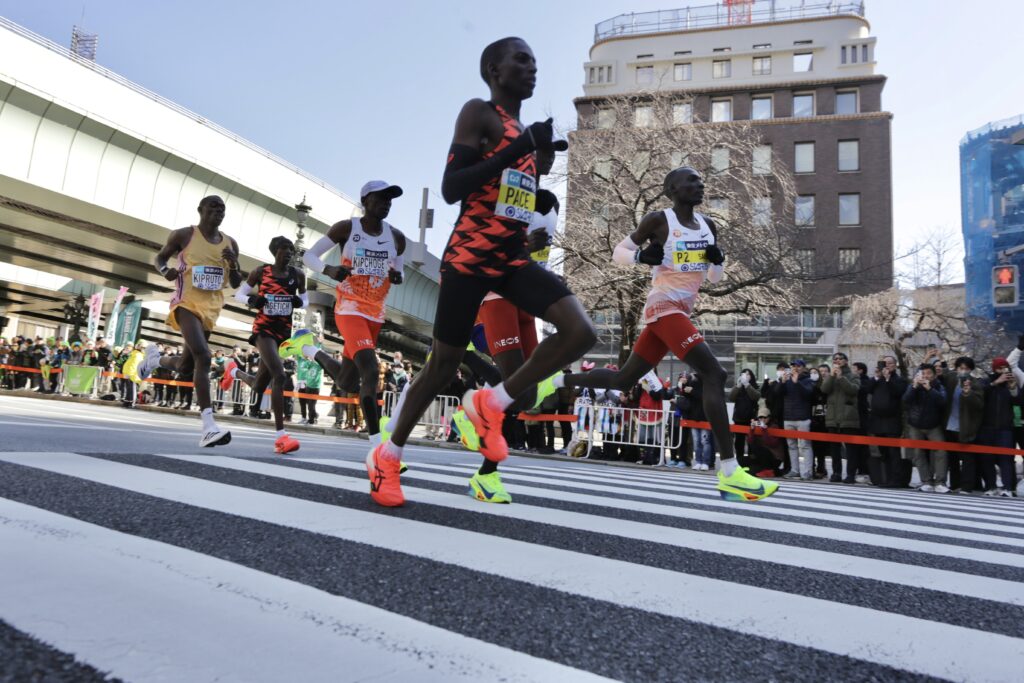 マラソンは東京都庁を出発し、日本橋、浅草雷門、日比谷公園、皇居など東京の名所を巡り、ランナーたちは丸の内の東京駅近くでゴールした。 (ANJ)