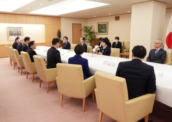 UNRWAへの拠出再開については、上川氏は予断をもって答えることはできないとした上で、ガザ地区における罪のない民間人がこれ以上犠牲になることを防ぎ、一人でも多くの命を救うために人道支援に取り組んでいくことをあらためて表明した。 (MOFA)
