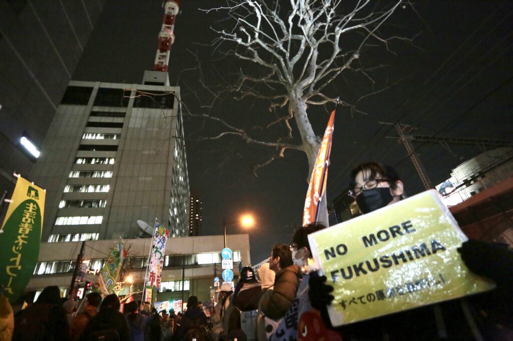 日本政府が老朽化した原子炉の再稼働方針を決定する中、原発事故による問題に直面する多くの市民がこの演説会に集まった。(ANJ)