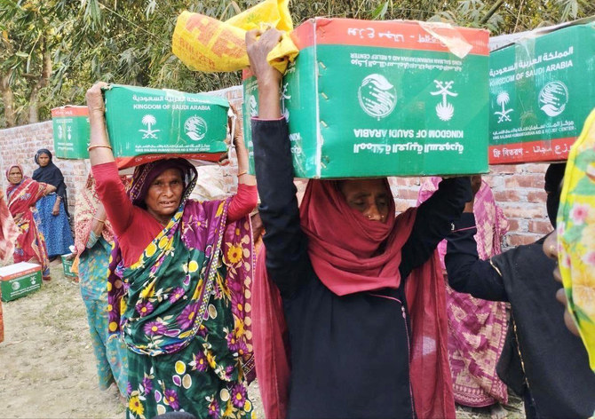 バングラデシュでは、1,000個の食料バスケットがキショレガンジ地域の最も困窮している家庭に配られ、5,000人を支援した。(SPA)