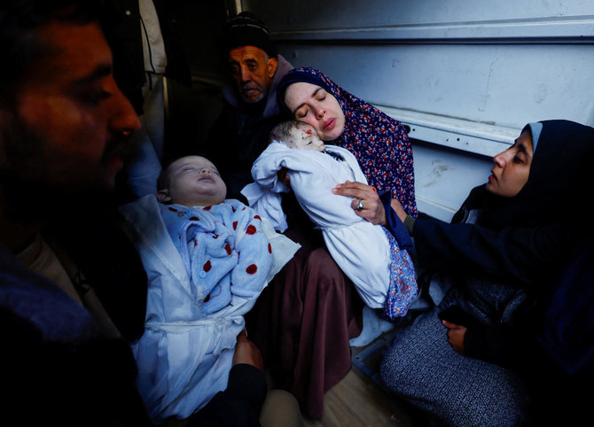 ラファにて、イスラエルとハマスの戦争中に生まれ、イスラエル軍の空爆で死亡したパレスチナ人の双子、ウェサムちゃんとナイーム・アブ・アンザちゃんの母親、双子の葬儀中に。(ロイター)