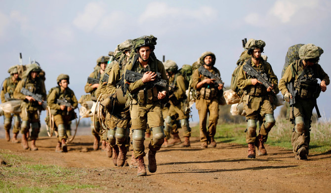 イスラエルに併合されたゴラン高原のメロム・ゴランのキブツ付近で軍事演習に参加するイスラエル軍兵士。(AFP)