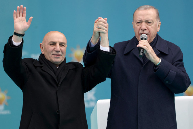 2024年3月23日、アンカラで行われた選挙集会で、31日投開票のアンカラ市長選を前に、支持者にあいさつするAK党のトゥルグット・アルティノク候補の隣にいるトルコのレジェップ・タイイップ・エルドアン大統領（右）。(AFP＝時事）