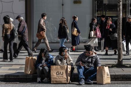 「不満」「やや不満」は合わせて前回調査比3.2ポイント増の68.0%で過去最高。内閣府は、国民生活に物価高が直撃したことなどが背景にあるとみている。 (AFP)
