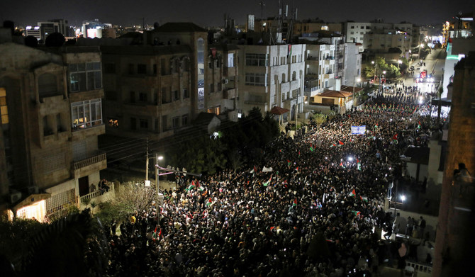 ヨルダン・アンマンのイスラエル大使館付近で、イスラエルとパレスチナのイスラム主義組織ハマスとの対立が続く中、ガザのパレスチナ人支援に抗議する人々（2024年3月29日撮影）。(REUTERS)