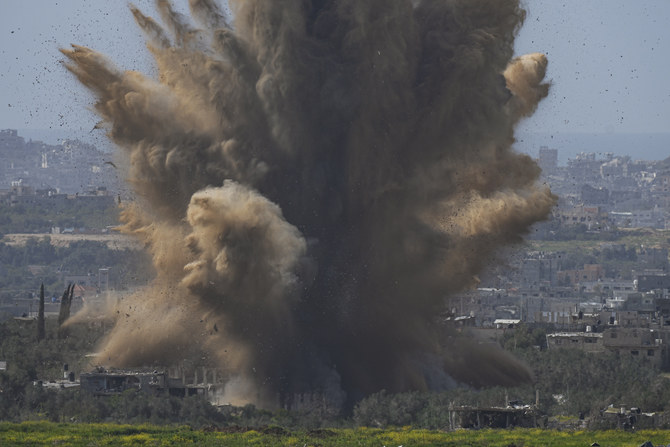 2024年3月6日、イスラエル南部から見たガザ地区の爆発で立ち上がる煙。(AP)