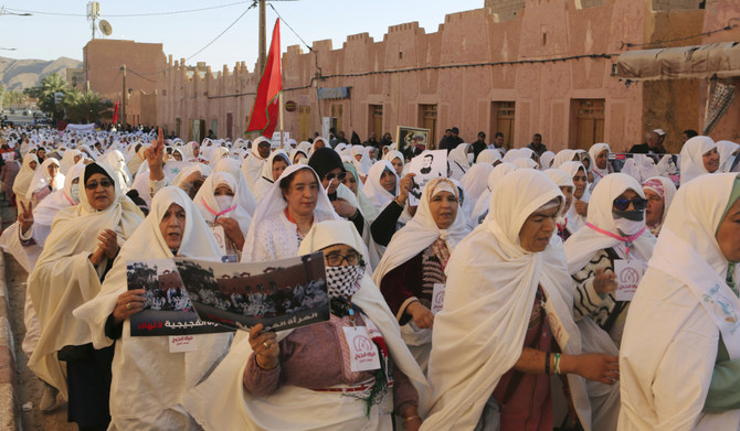 モロッコのオアシス、フィギグで、飲料水の管理を変更する政府の計画に反対する抗議デモに参加する女性たち。数千人が、飲料水管理を地域の複数サービス機関に移行するという市議会の計画に反対してデモを行った。(AP)