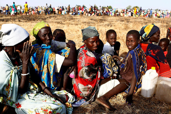 国連世界食糧計画（WFP）が南スーダンのLeer州Thonyorで行った食糧配給の前に、登録を待つ女性と子どもたち。(REUTERS)