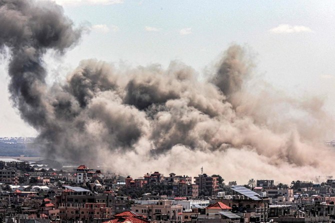 2024年3月20日、ガザ地区南部のラファ上空でイスラエル軍の砲撃後、煙が立ち込める。(AFP)