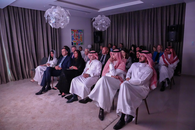 リヤドのEU大使公邸で開催された映画『Horizon』の特別上映会で、サウジアラビアの野生動物を題材にしたドキュメンタリー映画の製作者たちが表彰された。(AN photo/ Huda Bashatah）