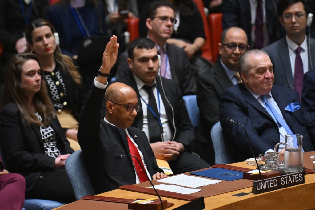 2024年4月18日、ニューヨークの国連本部で開かれたパレスチナ問題を含む中東情勢に関する国連安全保障理事会で、パレスチナの国連加盟を認める決議案に反対票を投じるロバート・ウッド米国連副大使。(AFP)