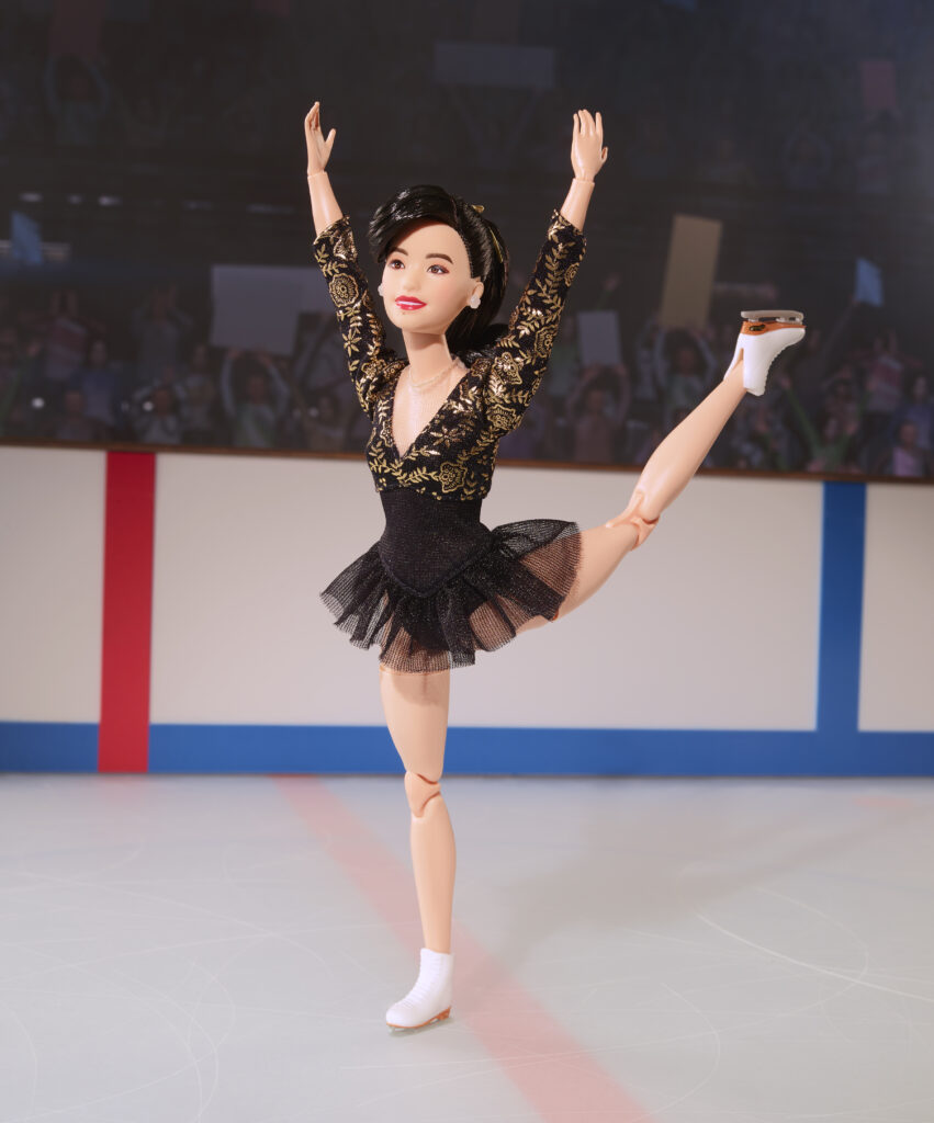 2024年4月、マテル社が提供した画像は、同社のクリスティ・ヤマグチ・バービー人形。ヤマグチ選手は1992年の冬季オリンピックで、アジア系アメリカ人として初めてフィギュアスケート個人で金メダルを獲得した。(Mattel via AP)