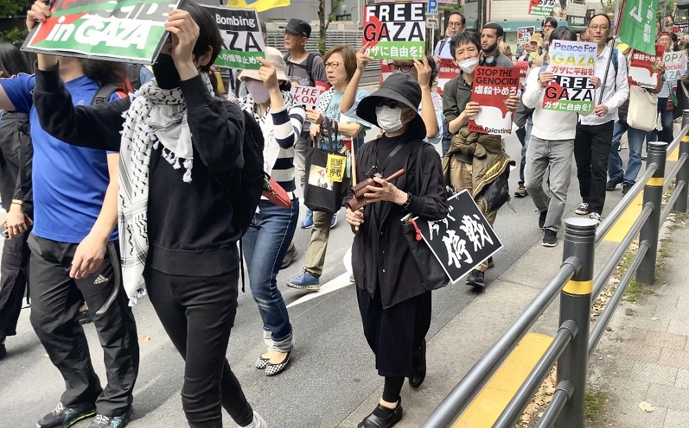 東京・池袋駅近くで日曜日、「パレスチナに平和と自由を！4.21池袋デモ」という旗印の下、デモが行われた。(ANJ)