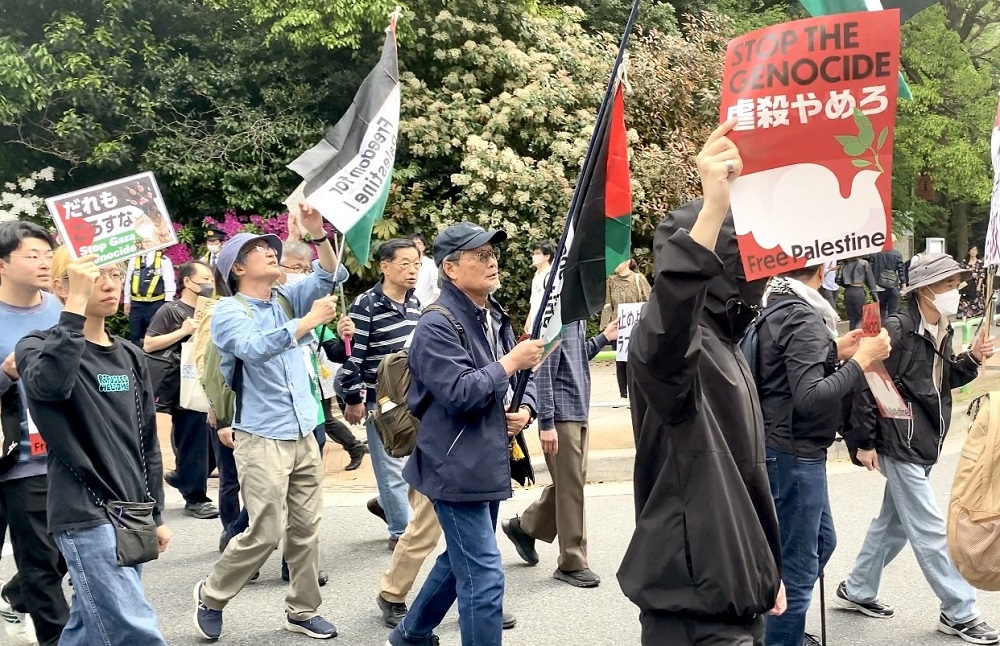 東京・池袋駅近くで日曜日、「パレスチナに平和と自由を！4.21池袋デモ」という旗印の下、デモが行われた。(ANJ)