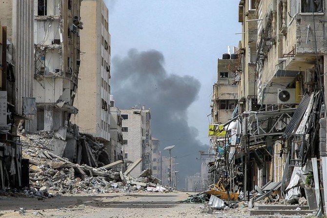 イスラエルとパレスチナ・ハマスの紛争が続く中、イスラエル軍がガザ市のアル・シファ病院付近を空 爆した際に立ち上る煙。(ファイル/AFP)