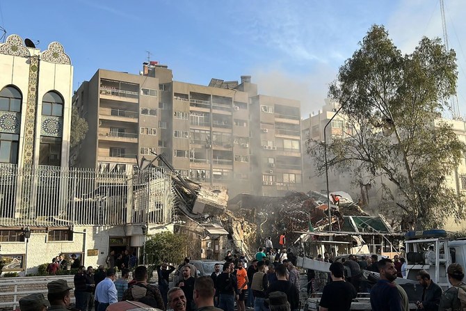    2024年4月1日、ダマスカスのイラン大使館に隣接するビルを襲った空爆の現場に集まる緊急警備隊員。(AFP＝時事）