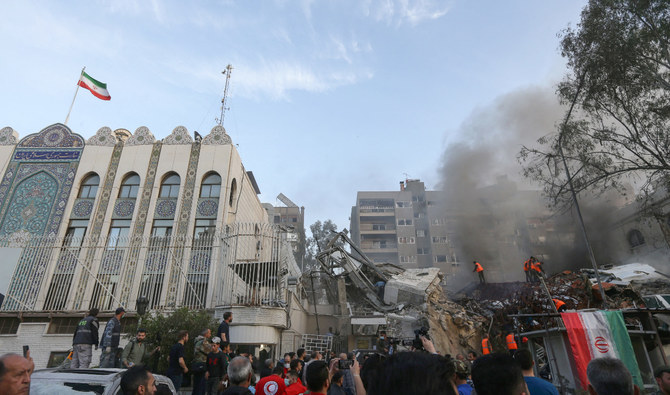 2024年4月1日、シリアの首都ダマスカスにあるイラン大使館に隣接する建物を狙った空爆の現場で、瓦礫を捜索する救急隊員と警備隊員。(AFP＝時事通信）