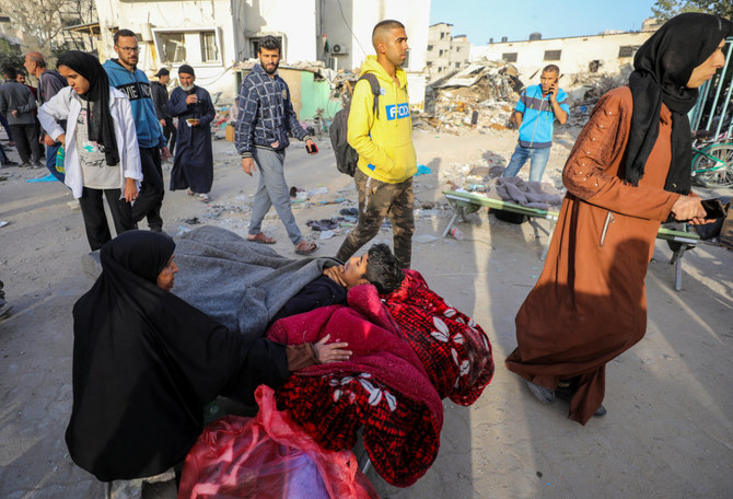 2024年4月1日、イスラエル軍がガザのアル・シファ病院から撤退した後、瓦礫の中に座り込むパレスチナ人女性。(AFP＝時事通信）