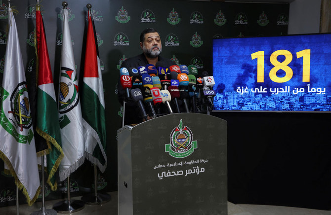 記者会見するハマス幹部オサマ・ハムダン氏（2024年4月4日、ベイルート）。(ロイター）
