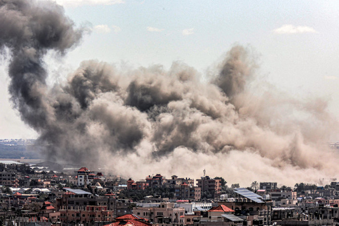 2024年3月20日、イスラエルとパレスチナ過激派組織ハマスとの戦闘が続く中、ガザ地区南部のラファ上空でイスラエル軍による砲撃が行われ、煙が立ち込める。(AFP＝時事通信）