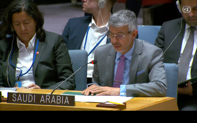 サウジアラビアの国連常駐代表であり、4月のアラブ諸国議長を務めるアブドルアジーズ・アル・ワシル氏は、国連憲章第7章の発動を呼びかけた。(スクリーンショット/UNTV）