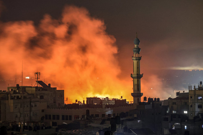 2023年12月14日、ガザ地区南部ラファでのイスラエル軍の砲撃後、噴出する火と煙。(AFP＝時事通信）