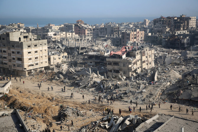 イスラエル軍による激しい砲撃の後、破壊されたガザのアルシファ病院周辺。(AFP＝時事通信）
