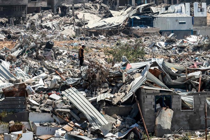 2024年4月7日、ガザ地区南部から地上軍が撤退後、ハーン・ユーニスで数ヶ月に及ぶイスラエル軍の砲撃による荒廃にたちすくむ男性。(AFP＝時事通信）