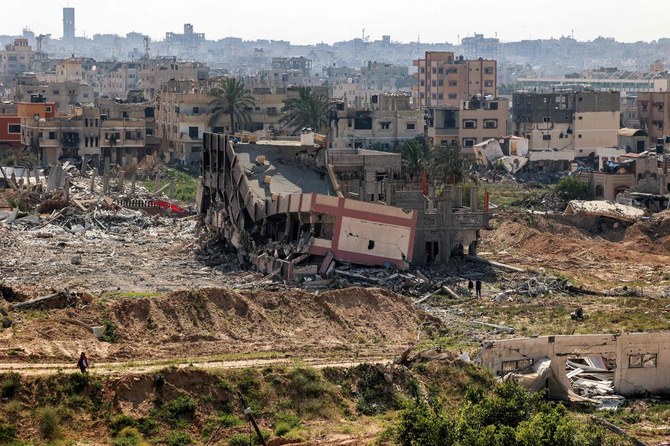 イスラエルがガザ地区南部から地上軍を撤退させた後、ハーン・ユーニスで崩壊した建物の様子。( AFP)