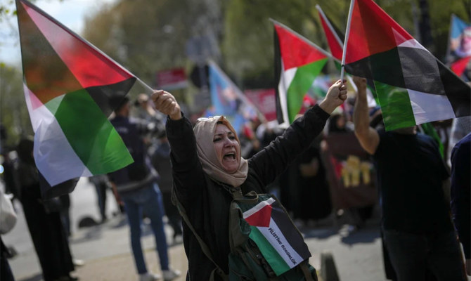 トルコ・イスタンブールでの抗議デモで、ガザのパレスチナ人を支援する旗を振る女性（2024年4月5日）。トルコとイスラエルは2024年4月9日（火）、ガザ紛争の中で両国の関係がさらに悪化する中、一触即発の貿易障壁を発表した。(AP)