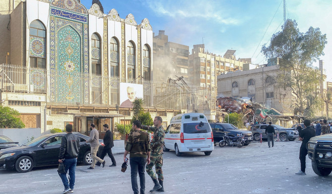 シリアのダマスカスにあるイラン大使館を、イスラエルが空爆したとイランのメディアが伝えた後、煙が上がる（2024年4月1日）。(REUTERS)