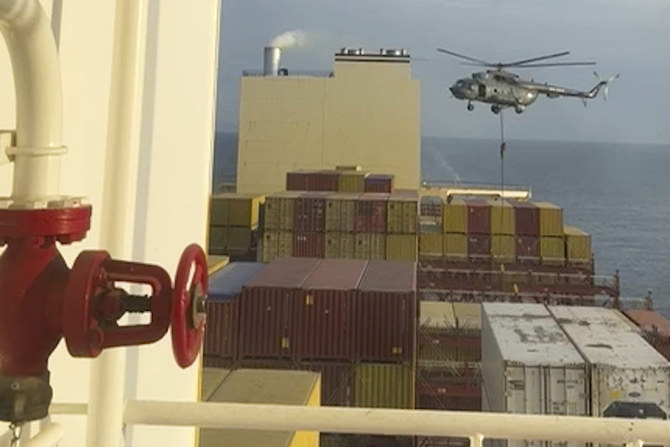 2024年4月13日、ホルムズ海峡付近で船を狙うヘリコプターの映像。(AP）