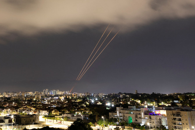 イランがイスラエルに向けてドローンとミサイルを発射した後、作動する対ミサイルシステム（2024年4月14日、イスラエルのアシュケロンから撮影）。(REUTERS/Amir Cohen）。