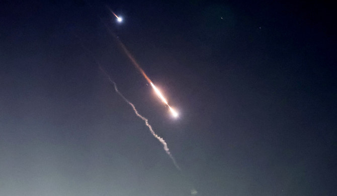 イランがイスラエルに向けてドローンとミサイルを発射した後、エルサレム上空に物体が見える（2024年4月14日、エルサレムにて）。(ロイター）