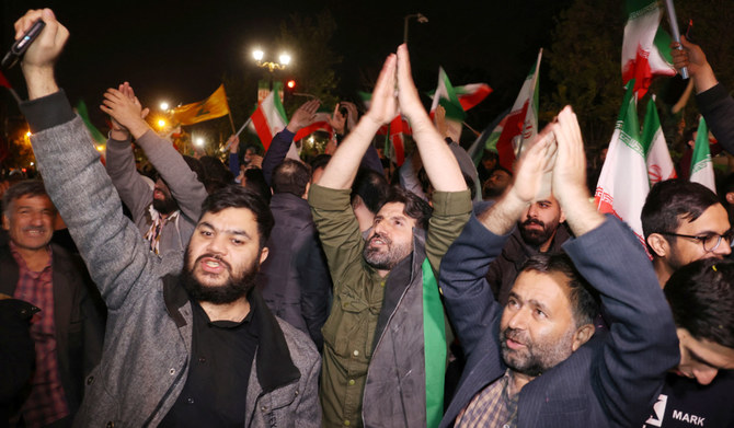 テヘランの英国大使館前で行われた反イスラエル集会で、IRGCによるイスラエル報復後に反応するイランのデモ隊（2024年4月14日撮影）。(REUTERS)