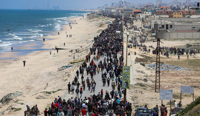 2024年4月14日、ガザ地区中心部から見た、イスラエルとハマス間の紛争が続く中、イスラエルによるガザ南部への軍事攻撃で避難したパレスチナ人が、ガザ北部の自宅に戻ろうとしている。(REUTERS)