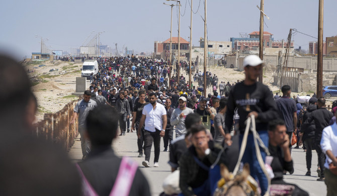 2024年4月14日日曜日、ガザ地区中央部からガザ地区北部へ歩いて戻ろうとする避難民のパレスチナ人。(AP)